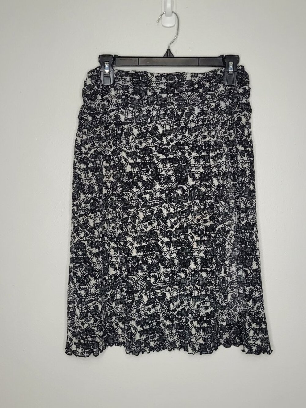 Nine and co black white all over print pull on artsy short skirt size medium
